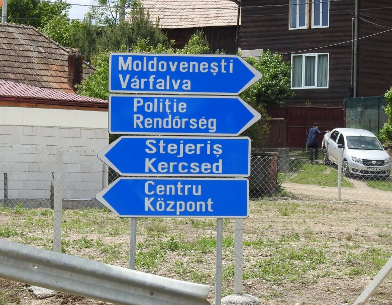 Irányjelző tábla Bágyonban. Vajon ki ismeri a helyes utat? •  Fotó: Makkay József