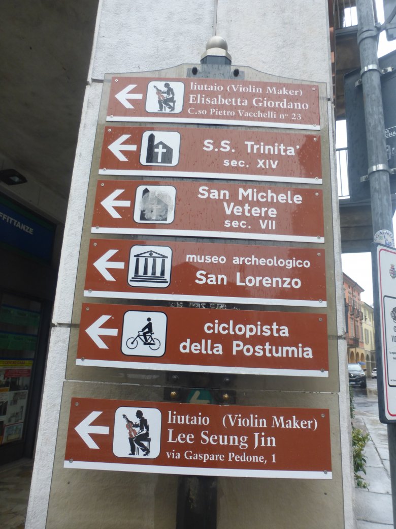 A turisták eligazítását szolgáló, irányjelző táblák a városban •  Fotó: Csermák Judit