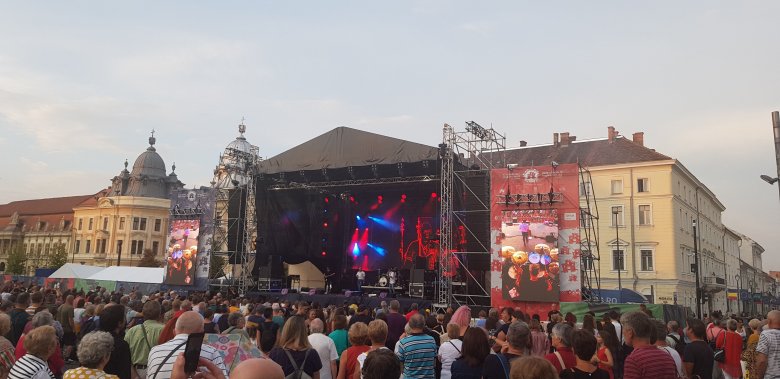 Varga Miklós-koncert. A magyarság ismét  birtokba vette Kolozsvár Főterét •  Fotó: Makkay József