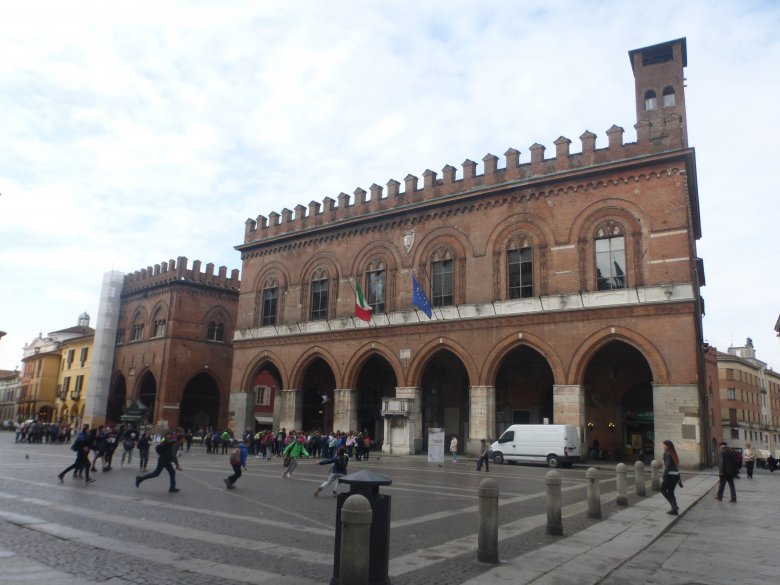 Focizó gyerekek. Cremona turisztikai látványossága a Városháza •  Fotó: Csermák Judit