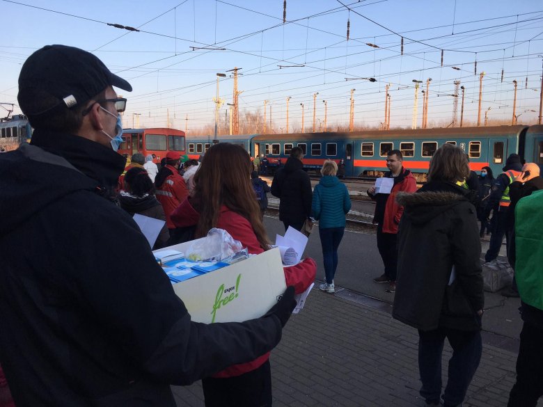 Segítők várják élelmiszercsomagokkal a menekülteket a kelet-magyarországi vonatállomás peronján •  Fotó: Samu Tamás Gergő