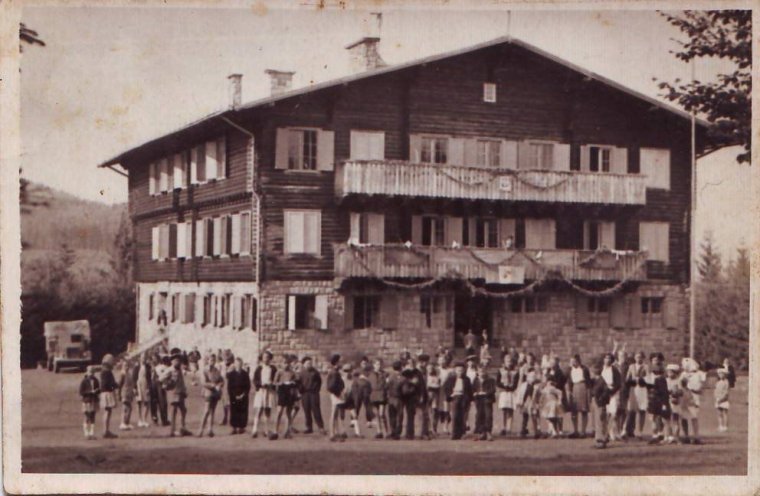 Laposnya, az eltűnt magyar többségű telep – felszedett sínek, tönkretett út és felperzselt kastély a Maros megyei településen