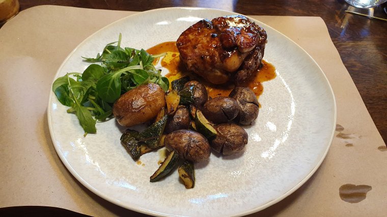 Székelyudvarhely legjobb éttermei: modern bisztróhangulat egy kertvárosi ház magasföldszintjén