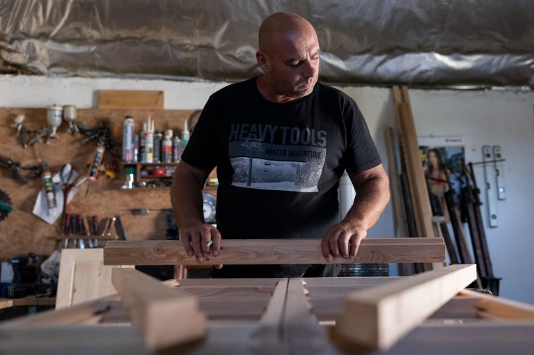 „Fákat is te öltöztetsz sokszínű ruhába”  – Molnár Tamás hagyományőrző asztalos portréja