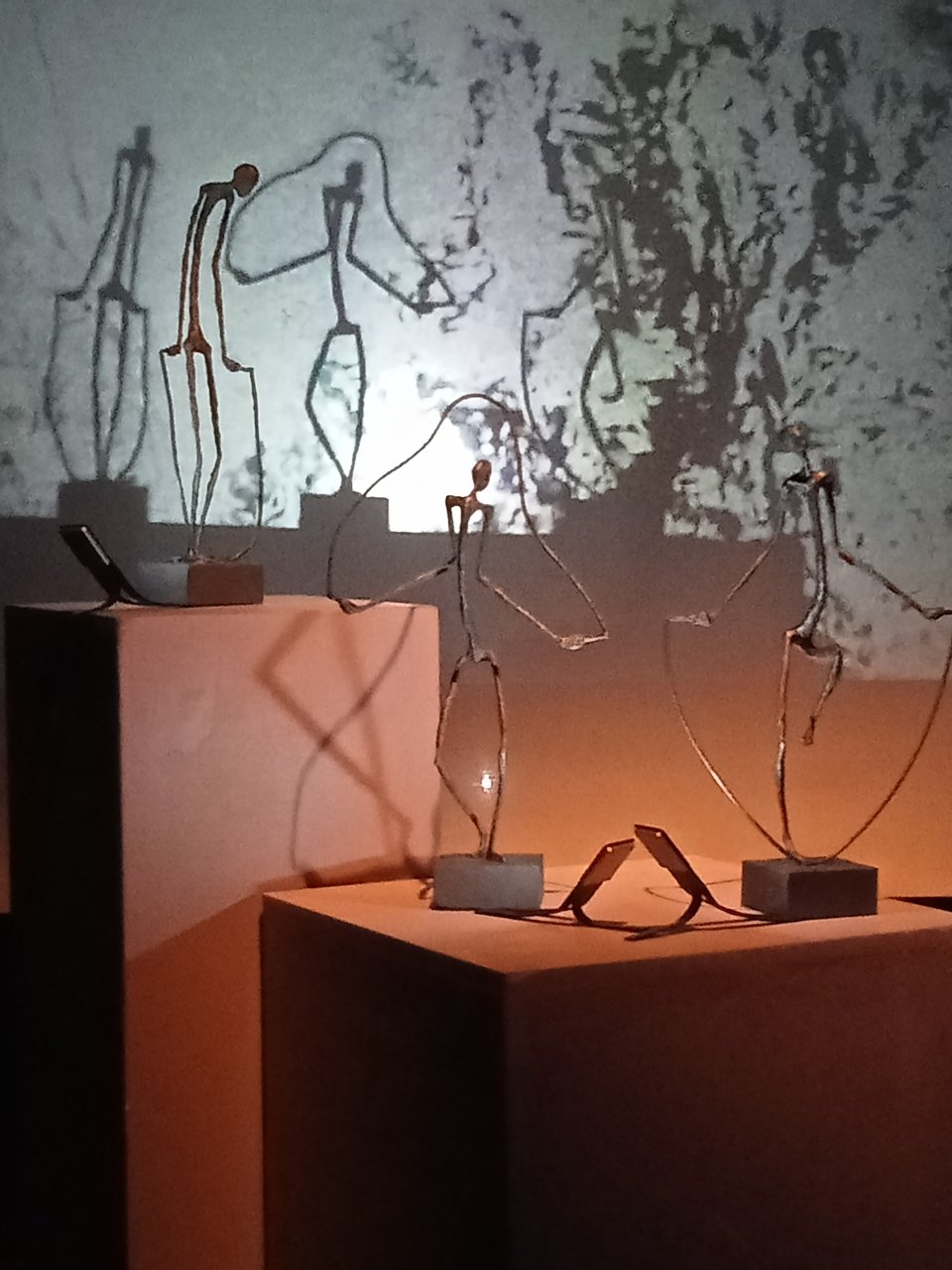 Fény-árnyék játék: szobor és videó szimbiózisa •  Fotó: Nánó Csaba