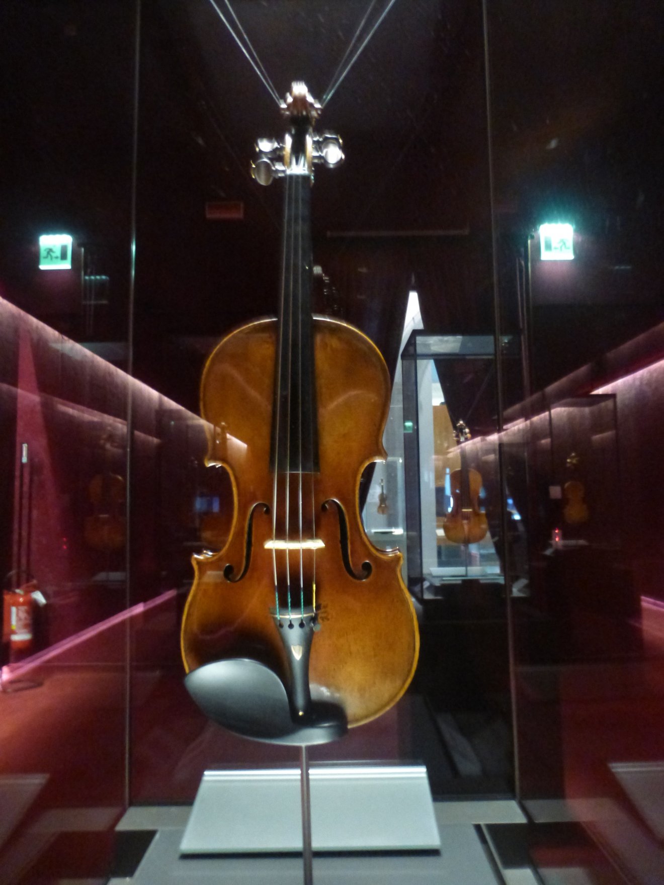 Antonio Stradivari 1727-ben készült mesterhegedűje •  Fotó: Csermák Judit