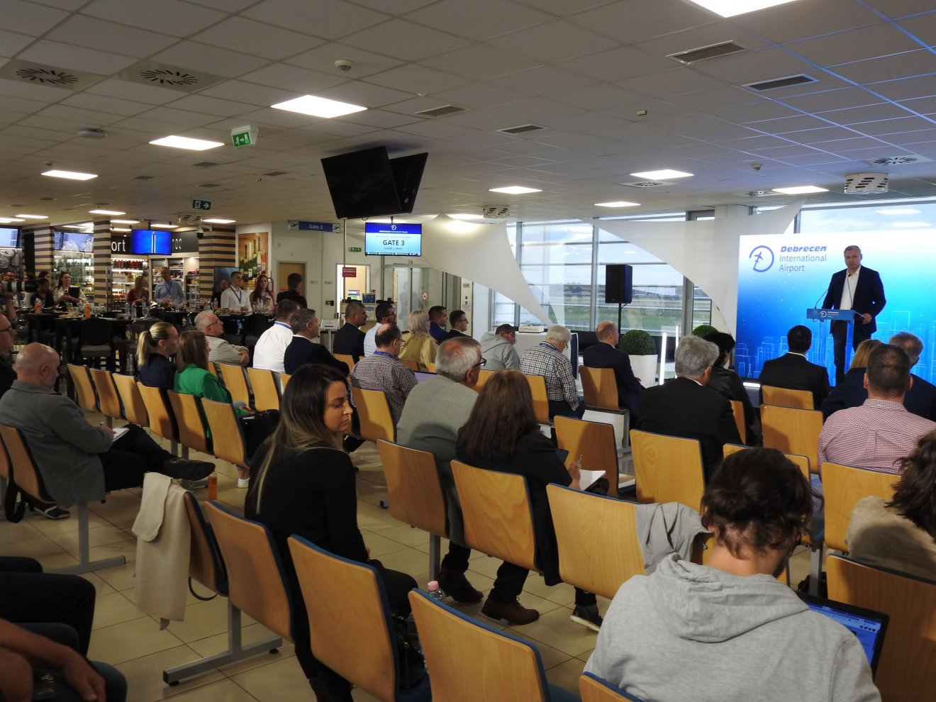 A regionális járatokról hírt adó  sajtótájékoztató helyszíne a Debreceni  Repülőtéren •  Fotó: Makkay József