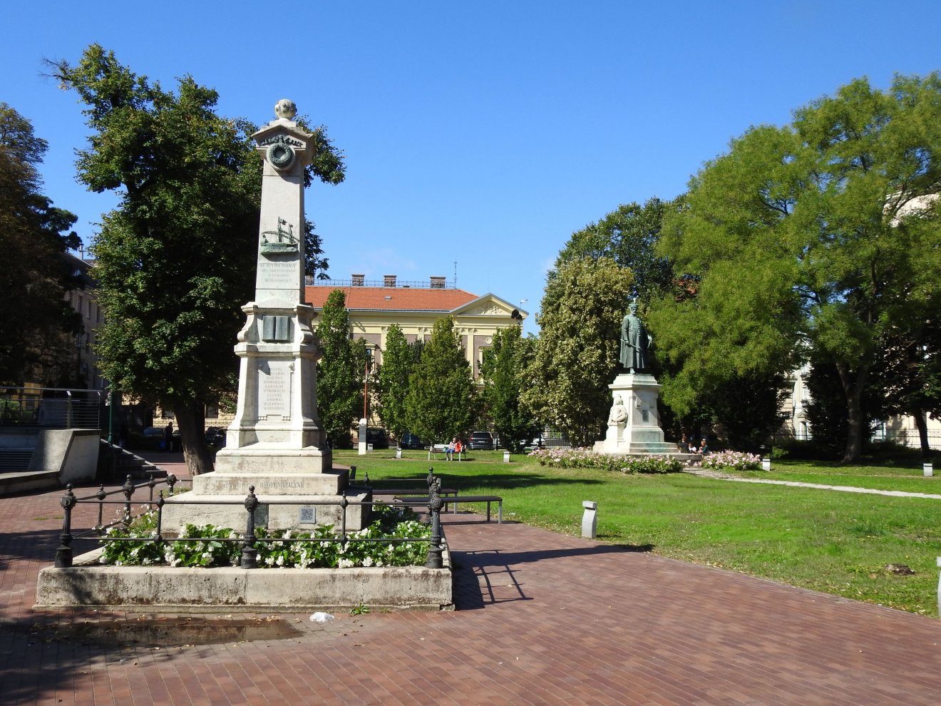 Előtérben a Gályarabok emlékműve, amelyet 1991-ben II. János Pál pápa is meglátogatott •  Fotó: Makkay József