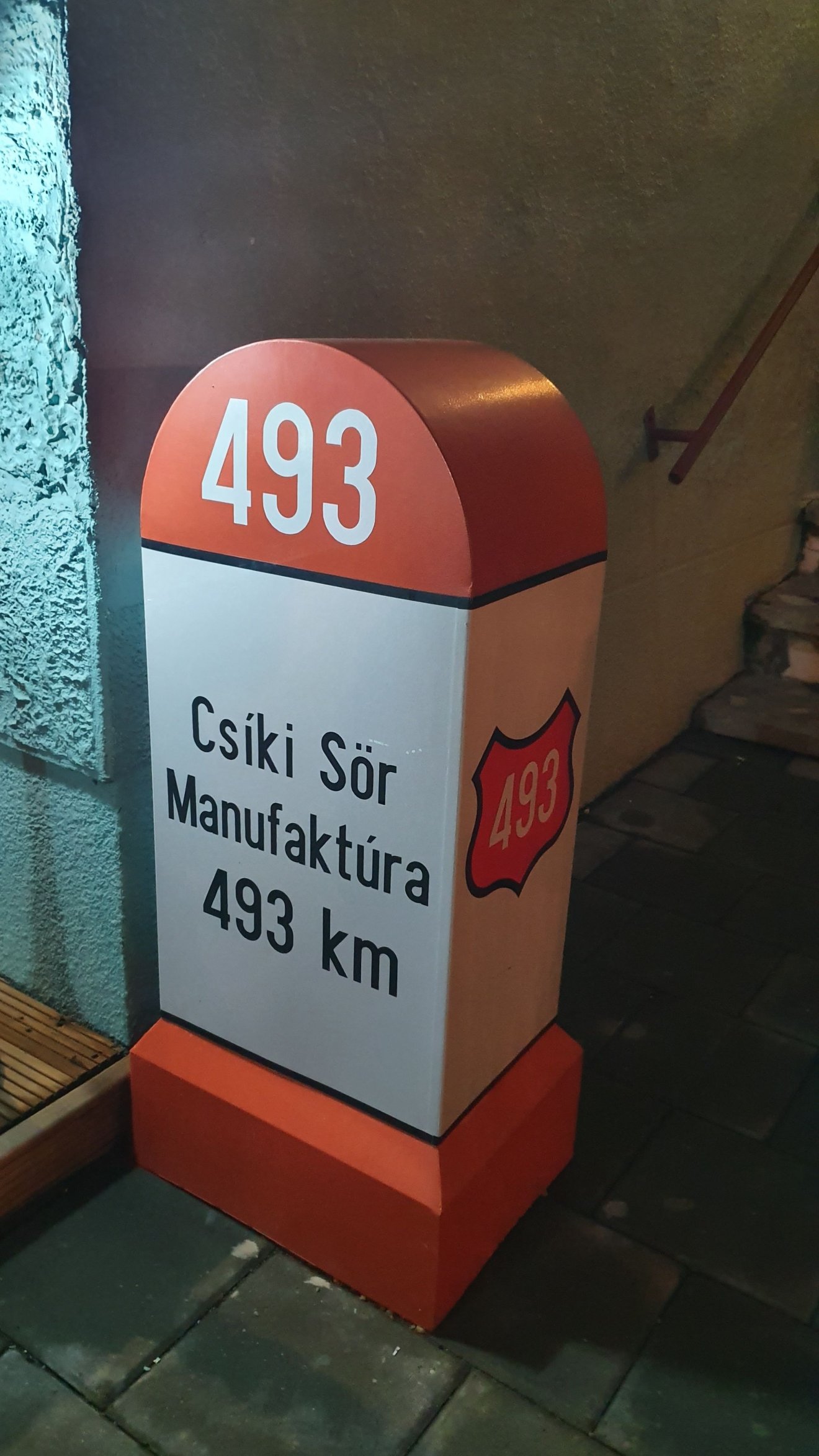 Mindenütt ott van a kilométerkő, amely az adott helyszín távolságát mutatja a csíkszentsimoni sörüzemtől •  Fotó: Borbély Zsolt Attila
