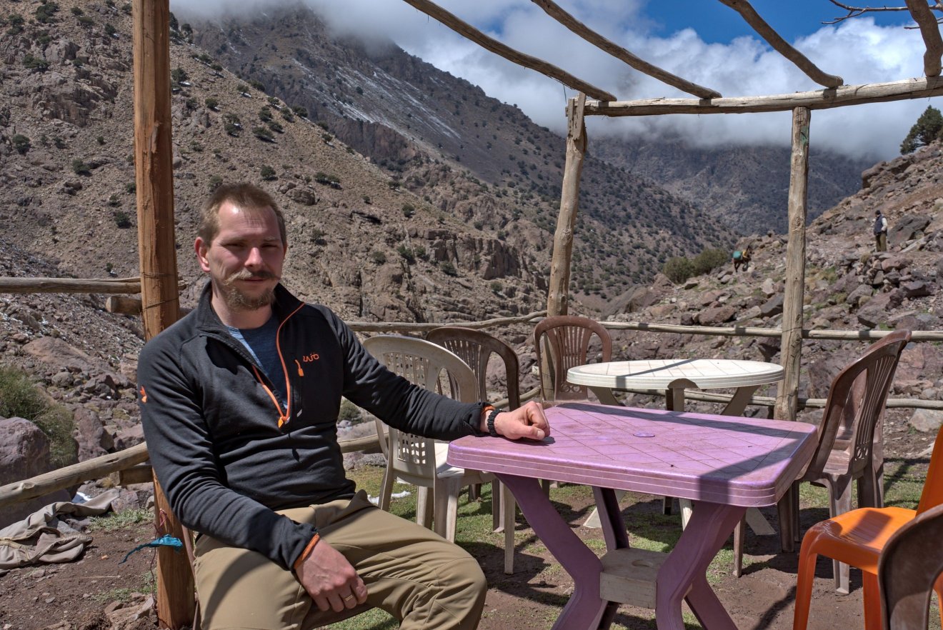 A szerző egy hegyi fogadó teraszán •  Fotó: Ványi Dániel Attila