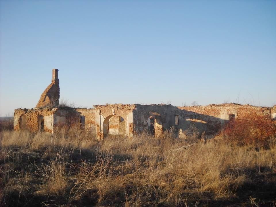 Az assonyvásári Fráter-kúria romjai. A kommunista rendszerben a termelőszövetkezet használta •  Fotó: Sütő Éva