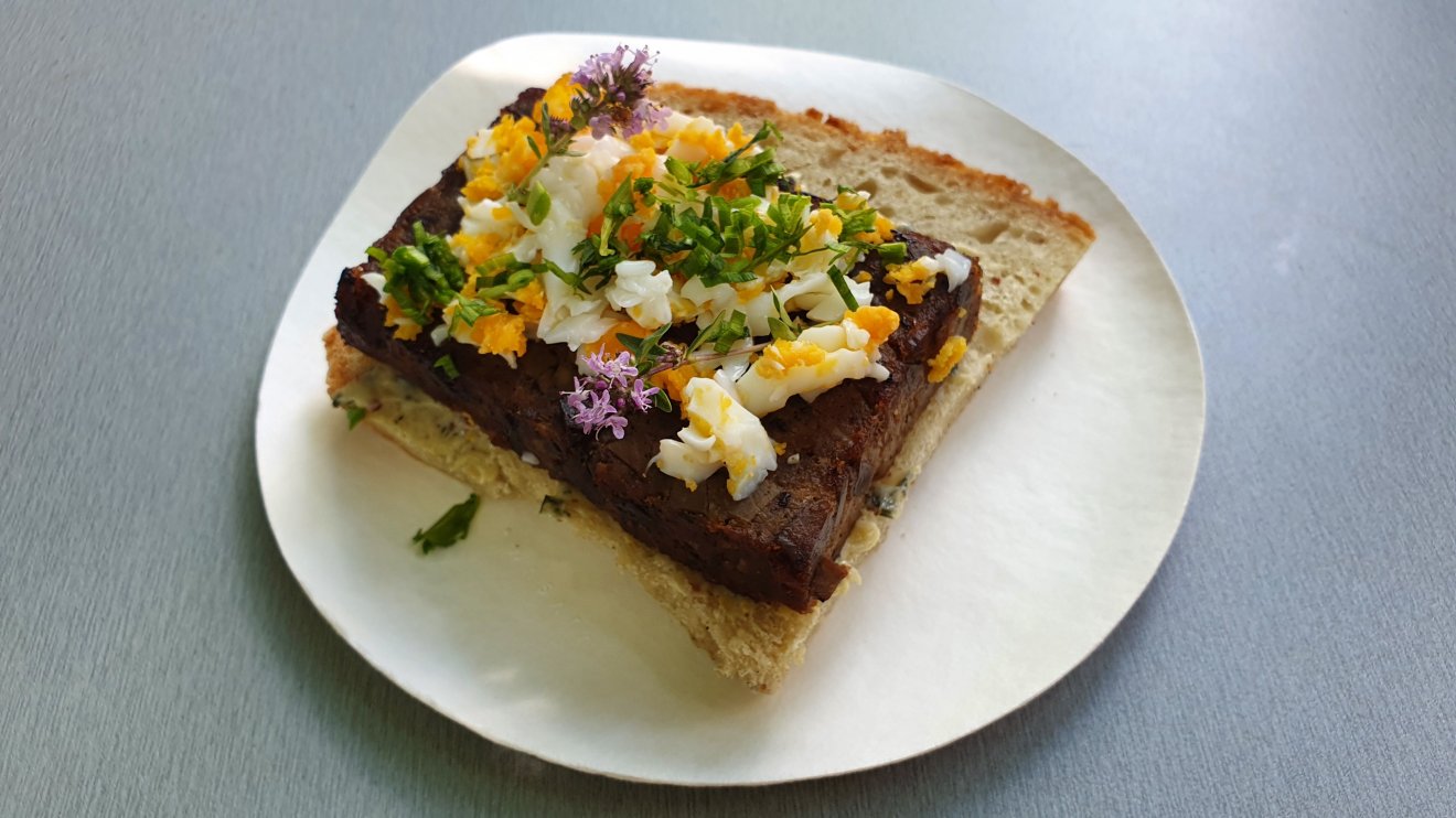 A Páva étterem specialitása. Bárányfasírt krumplis házikenyérrel, tárkonyos vajjal, póréhagymával és kakukkfűvirággal •  Fotó: Makkay József