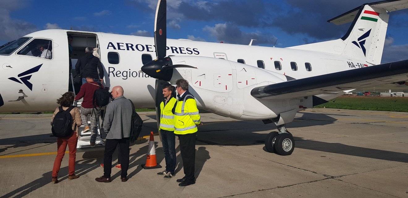 Indulás Kolozsvárról. A csapatban magyar és román újságírók egyaránt vannak •  Fotó: Makkay József