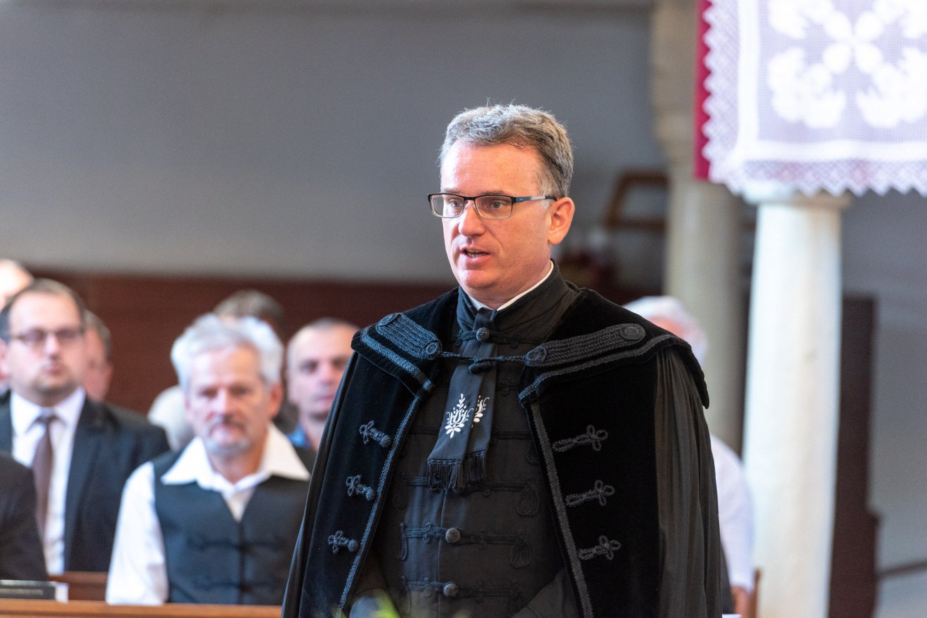 Dr. Bibza Gábor esperes köszönti az egybegyűlteket •  Fotó: Kiss Gábor