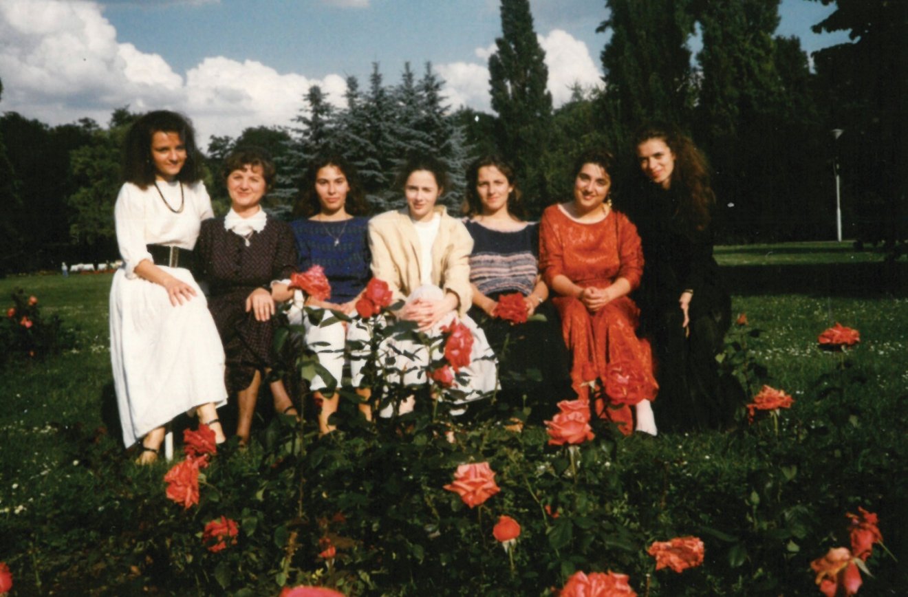 Tanítványai körében a zenepedagógus •  Fotó: Hagyományok Háza