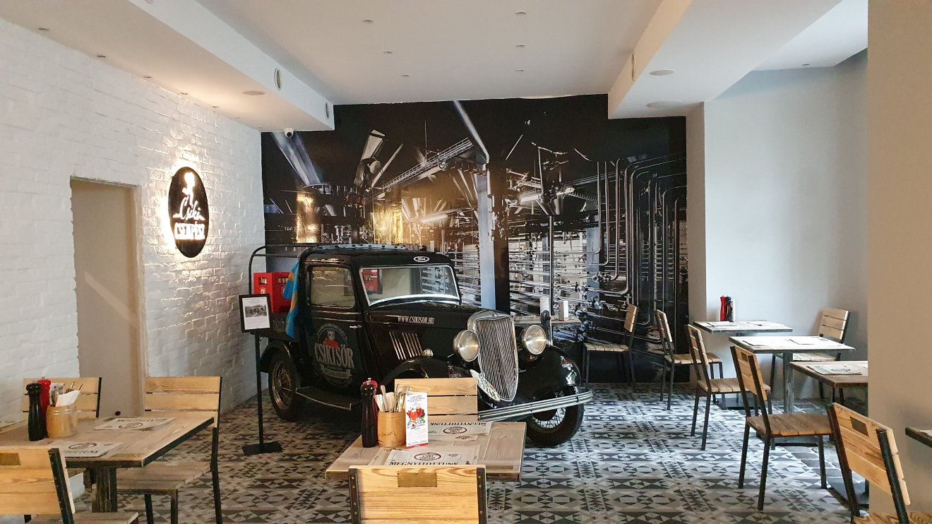 Hagyomány és elegancia. A főváros lakói is ízlelgethetik a székely terméket a budapesti Csíki sörözőben •  Fotó: Borbély Zsolt Attila