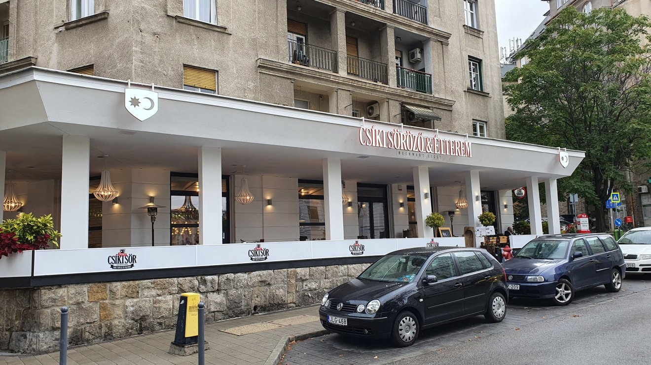 A budapesti söröző tágas terasza •  Fotó: Borbély Zsolt Attila