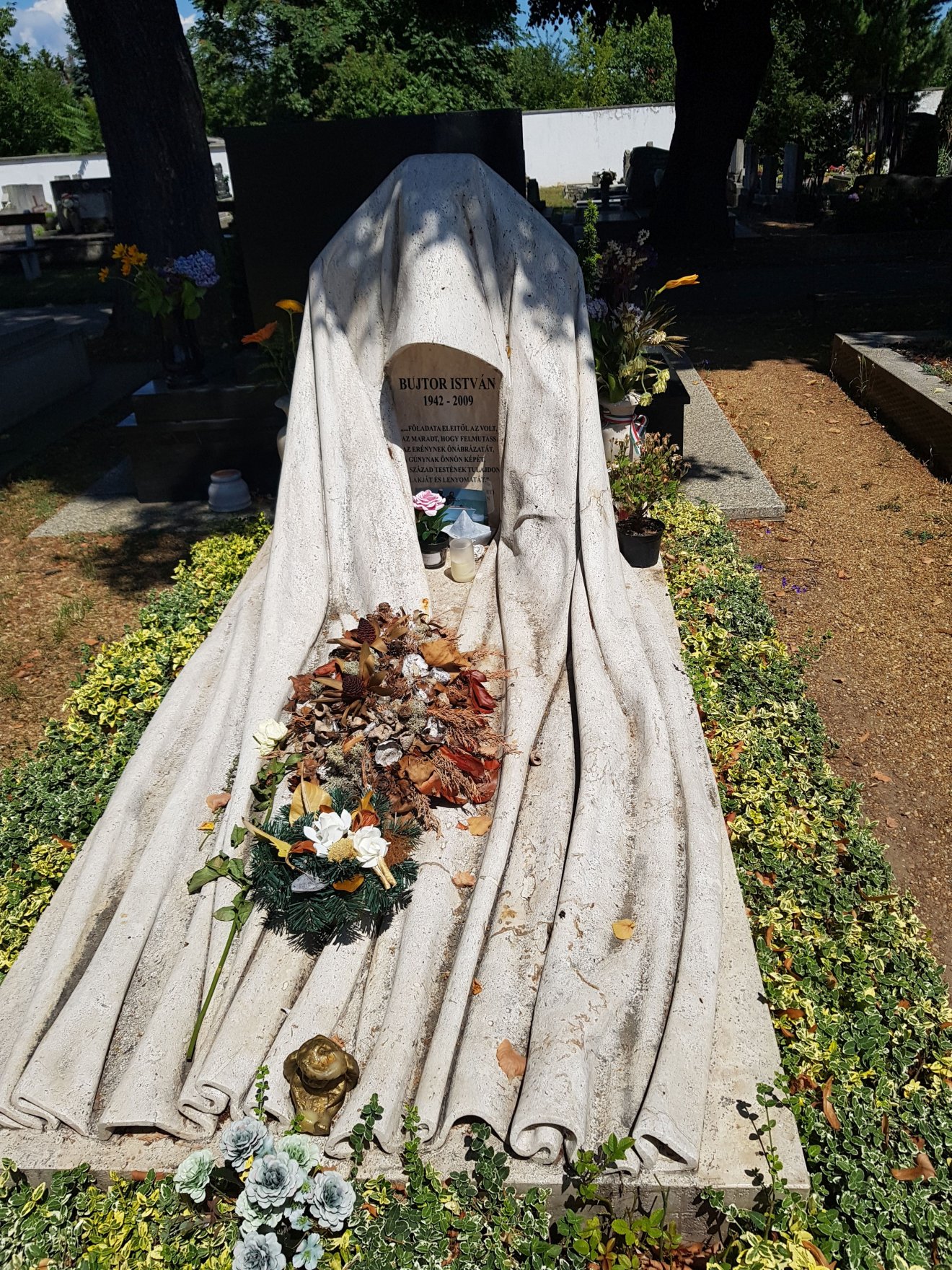 Bujtor István sírja Balatonszemesen. A rajongók nem felejtették el •  Fotó: Makkay József