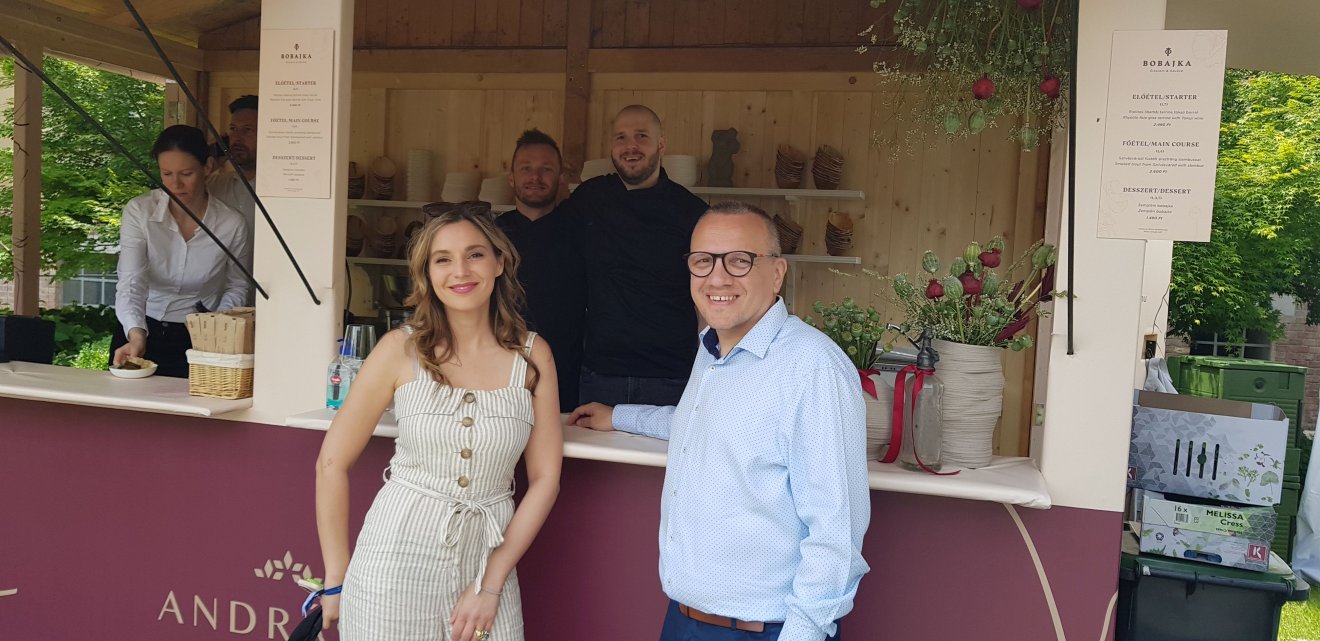 Énekes-Nyakasi Laura szóvivő és Litauszki Zsolt séf a Bobajka standjánál •  Fotó: Makkay József