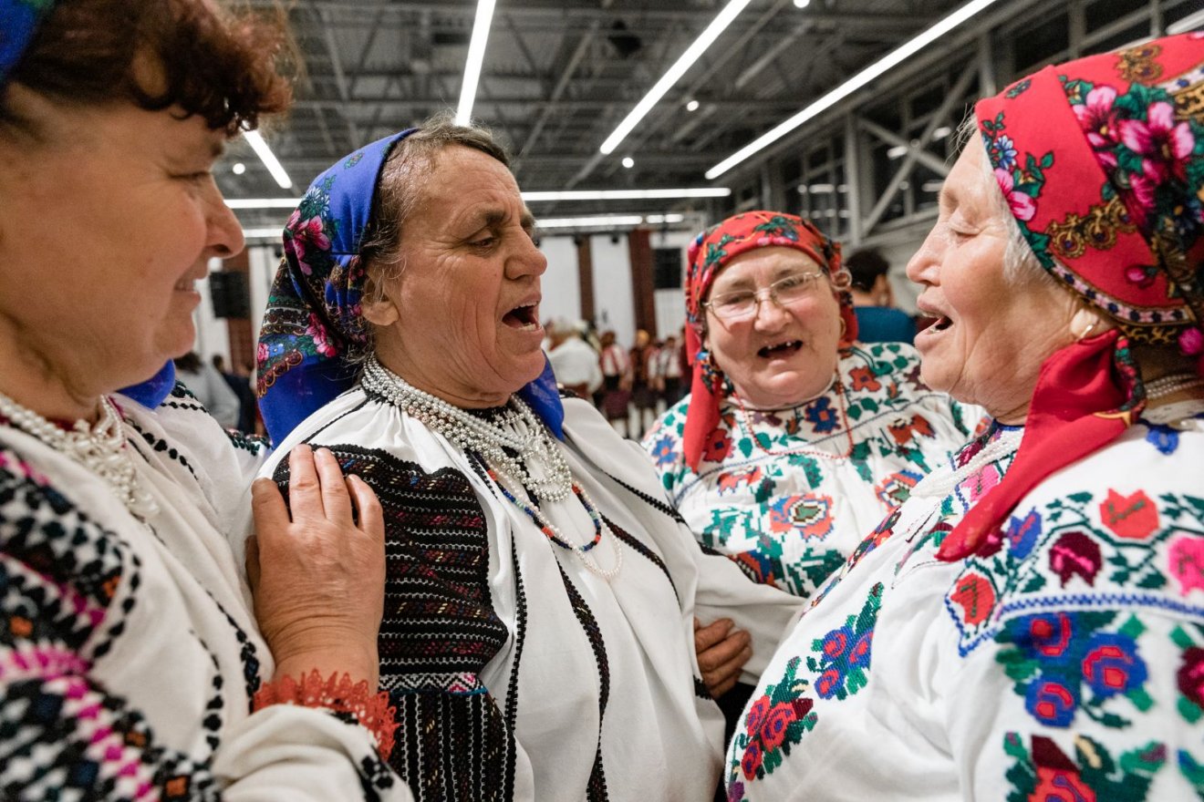 Moldvai csángó asszonyok énekelnek •  Fotó: Váradi Levente