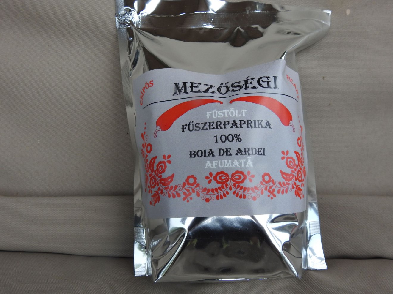 Csomagolt aranyérmes fűszerpaprika. Az áru jó részét otthonról vásárolják meg a falubeliek •  Fotó: Makkay József