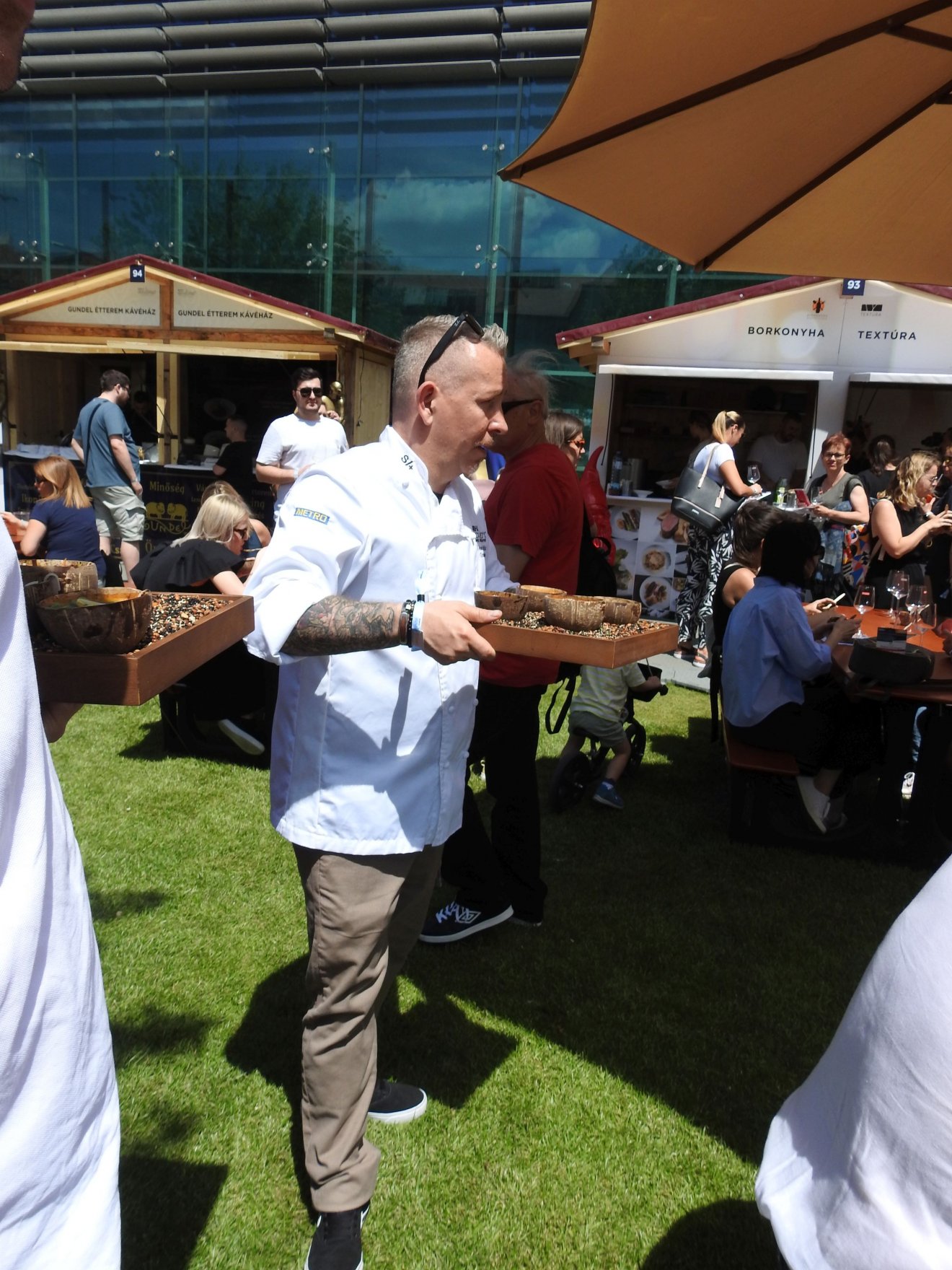 Sárközi Ákos Michelin-csillagos séf szolgálta ki a sajtó munkatársait •  Fotó: Makkay József