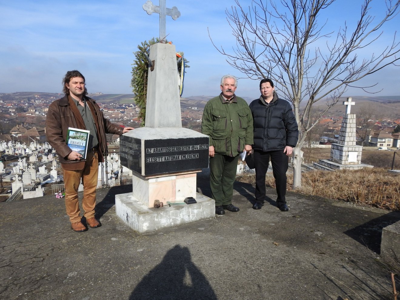 Hunyadi Attila, Szekeres Gábor és Józsa István Lajos a meggyalázott aranyosegerbegyi honvédsírnál &bullet;  Fotó: Makkay József