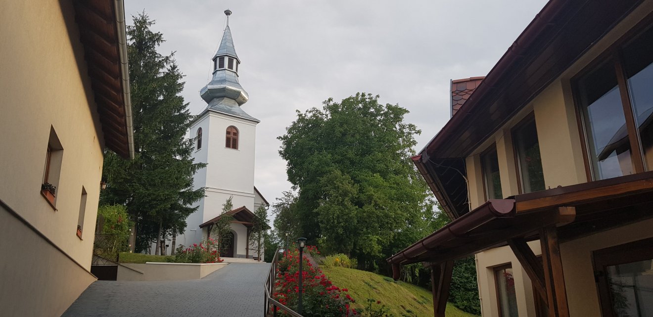 A magyarfenesi református templom és gyülekezeti ház •  Fotó: Makkay József