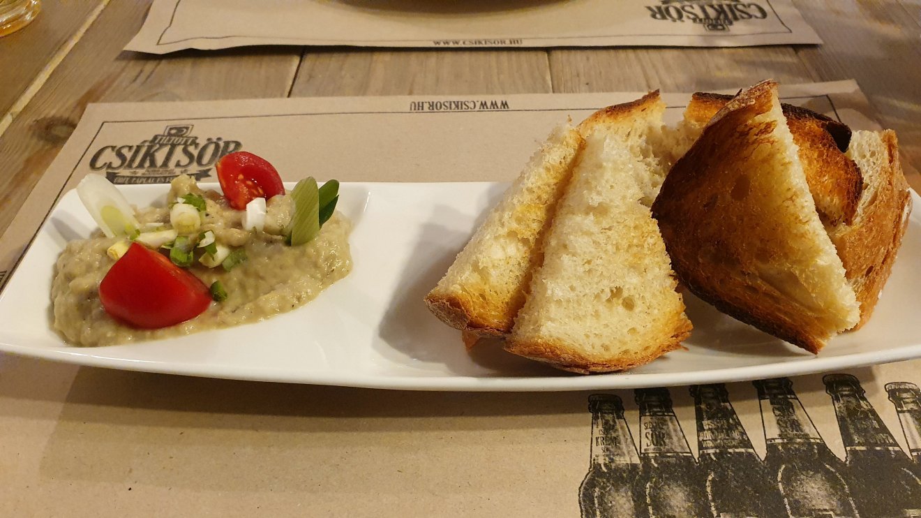 Padlizsánkkrém pirítós kenyérrel •  Fotó: Borbély Zsolt Attila