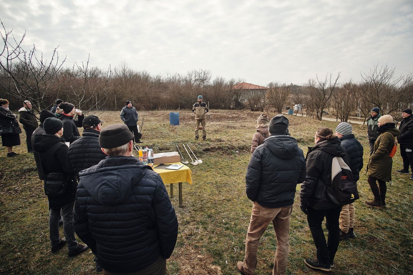 Bihar megyei gazdák gazdák a faültetési bemutatón a váradi hegy „törkőmérő” részén •  Fotó: Sütő Éva