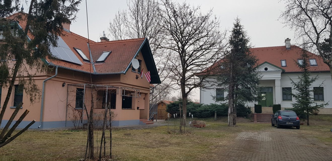 A lakiteleki családi ház és a mellette levő vendégház. Jövőt látnak a turizmusban •  Fotó: Makkay József