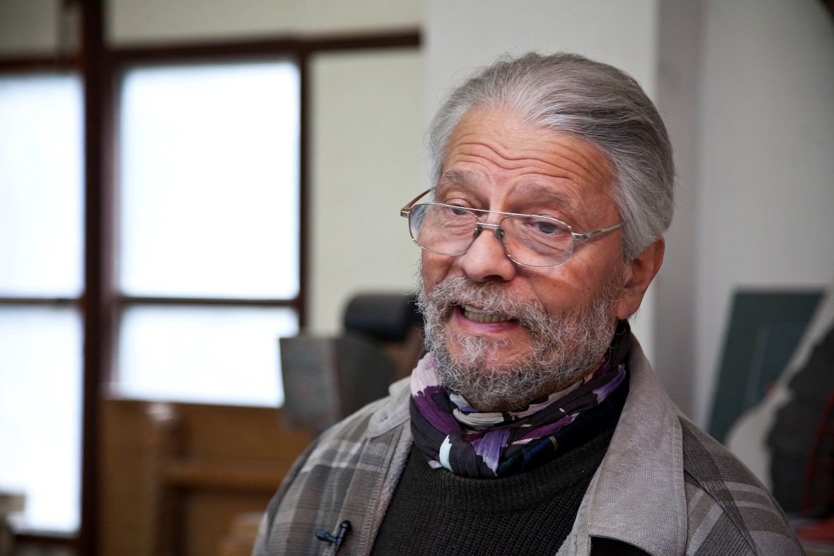 Dr. Farkas Ádám szobrásznak a Kós Károly-szobor az első műve Erdélyben •  Fotó: mma.hu