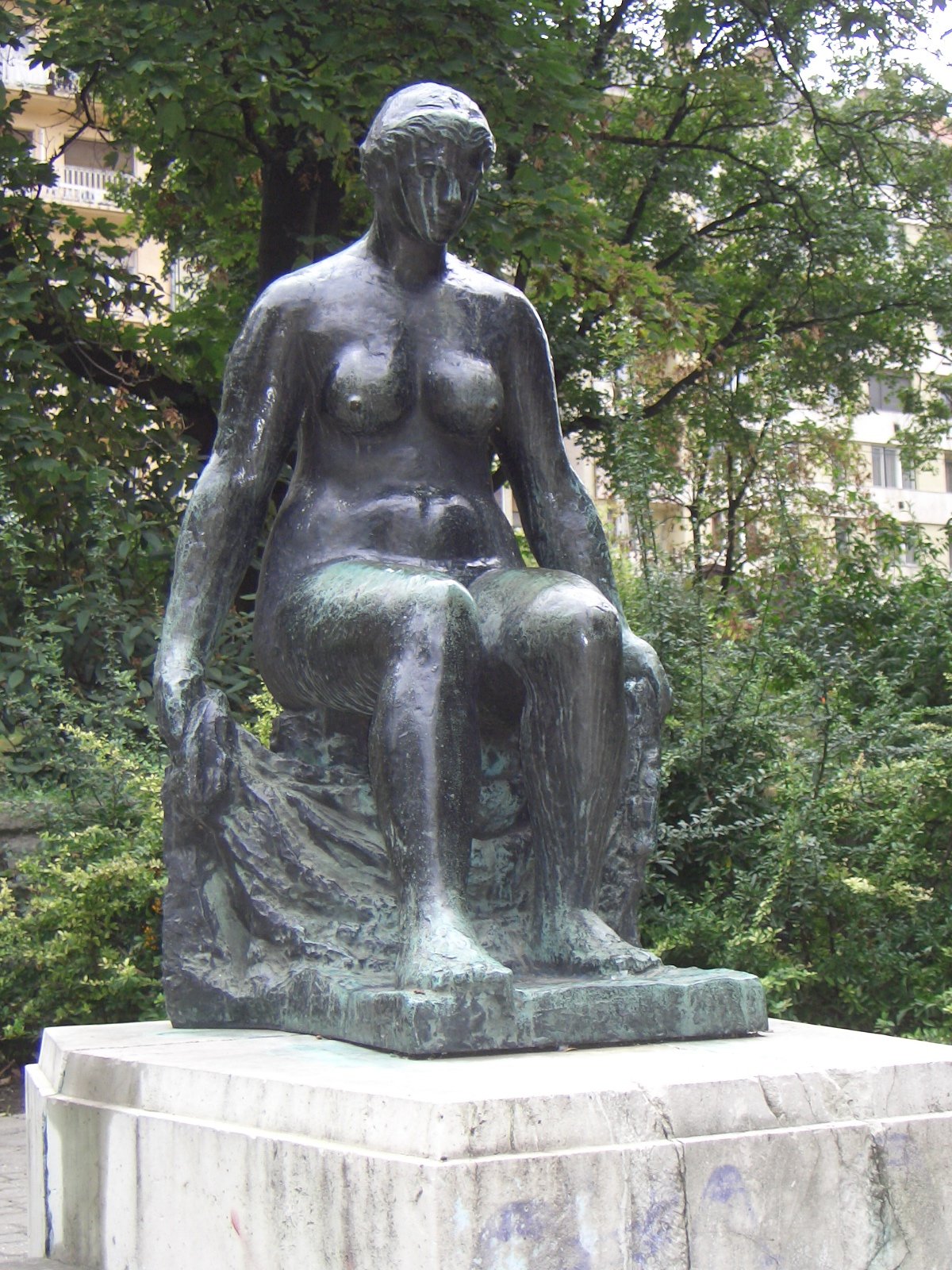 Ferenczy Béni: Ülő nő (bronz, 1961, Budapest, Horváth-kert) •  Fotó: forrás: wikipedia