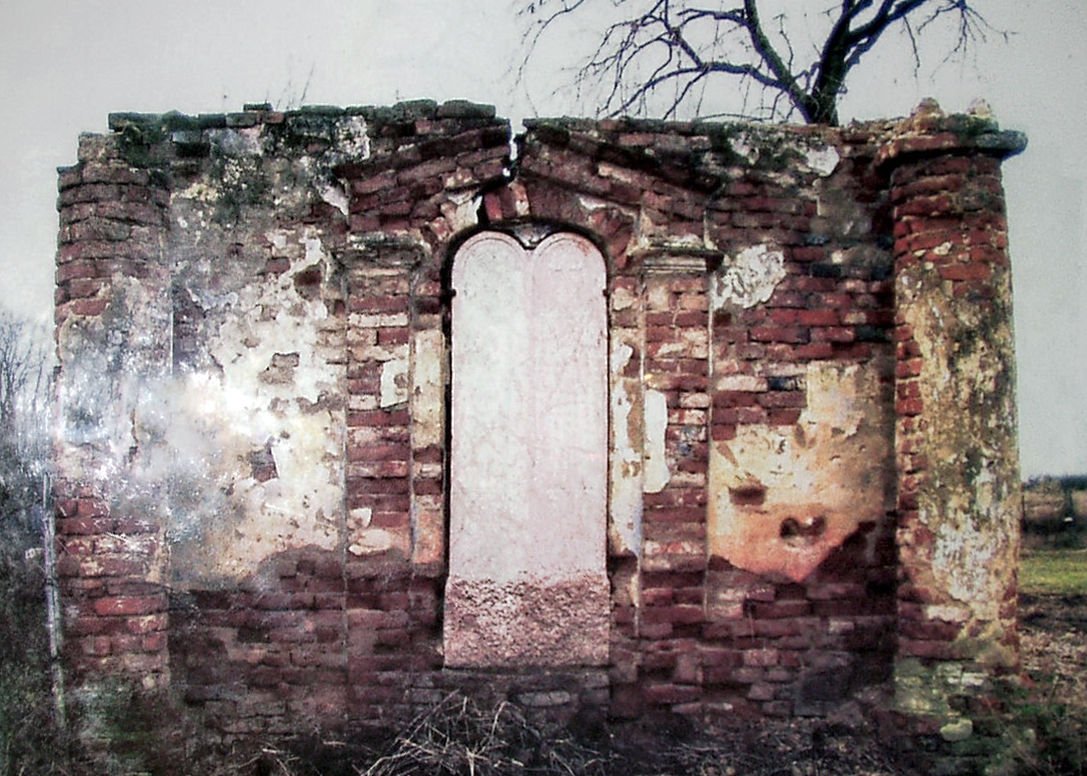 Érselénd határában egy lepusztult téglafalon elmosódott feliratok a Fráterekre utalnak •  Fotó: Sütő Éva