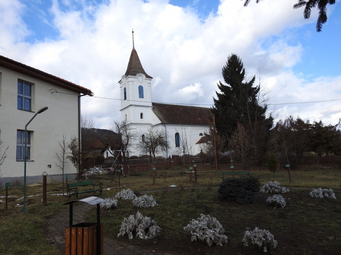 Templom és iskola. Hármasfalu központján is látszik a polgármesteri hivatal munkája •  Fotó: Makkay József