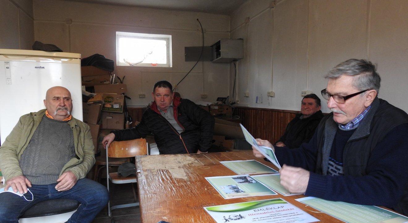 Csonta Ferenc gazdaköri elnök (jobbra) a gazdák társaságában mutatja be az egyesület tevékenységét • Fotó: Makkay József