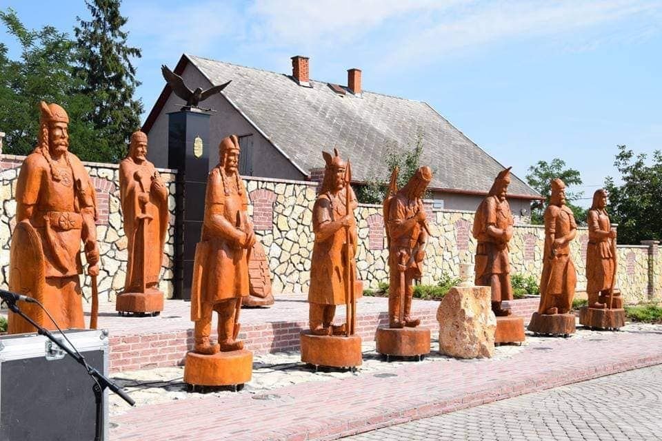 A hét vezér emlékehely Gesztréden. Kóter László fafaragónak Magyarországon is láthatóak alkotásai •  Fotó: Facebook/Kóter László