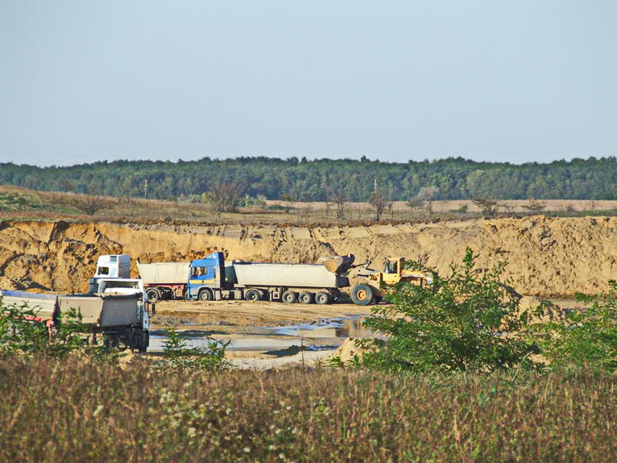 A homokkitermelő cég az Érmelléken fittyet hányt a környezetvédelmi előírásokra •  Fotó: Sütő Éva