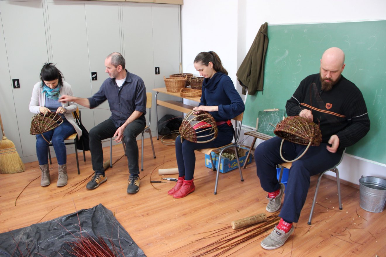Kosárfonás Horgoson. A résztvevők belekóstolhatnak többféle népi mesterségbe •  Fotó: Hagyományok Háza