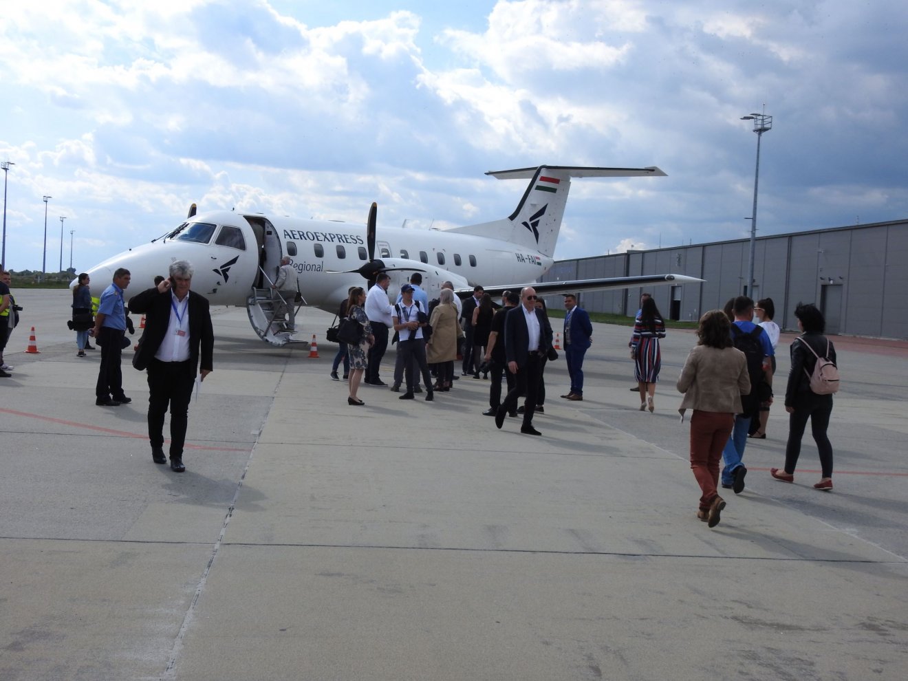 Beszállás előtt Debrecen repülőterén. A légi járat heti három alkalommal közlekedik Erdély és Magyarország között • Fotó: Makkay József