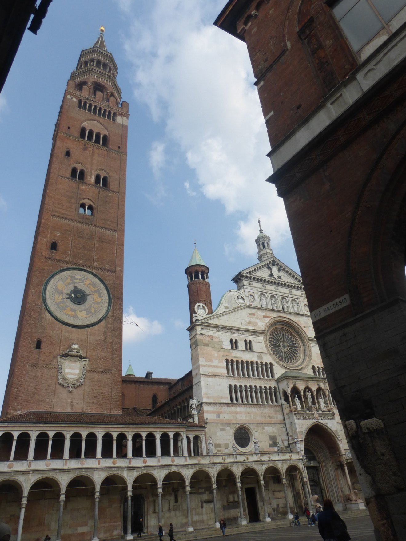 A katedrális főhomlokzata igazi turistalátványosság •  Fotó: Csermák Judit