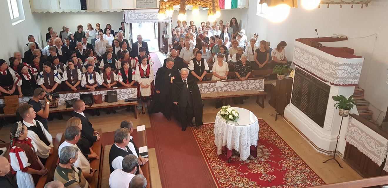 Az ünneplő magyarfenesi gyülekezetbe érkező Kató Béla, az Erdélyi Református Egyházkerület püspöke • Fotó: Makkay József