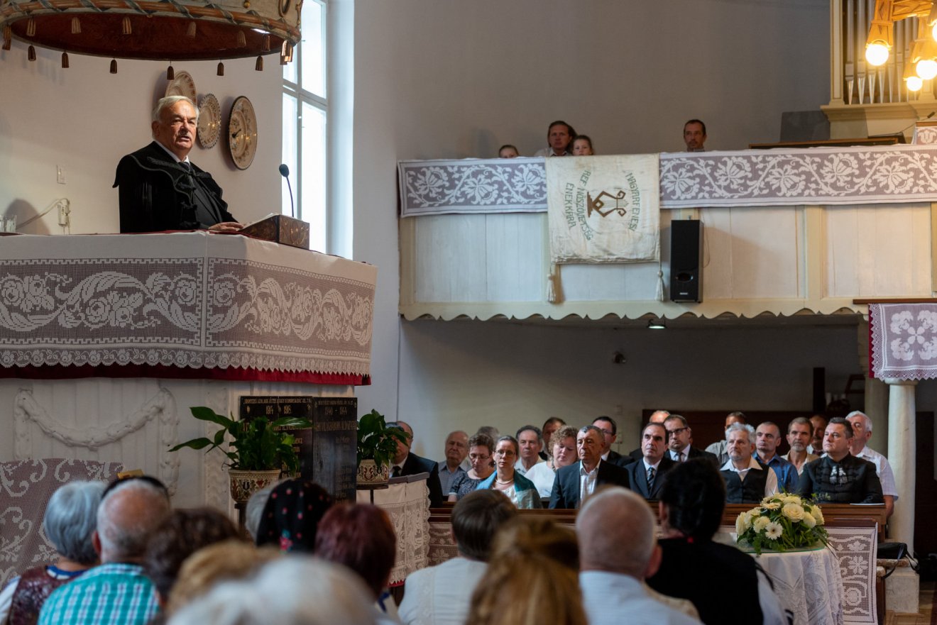 Püspöki igehirdetés a magyarfenesi szószékről •  Fotó: Kiss Gábor