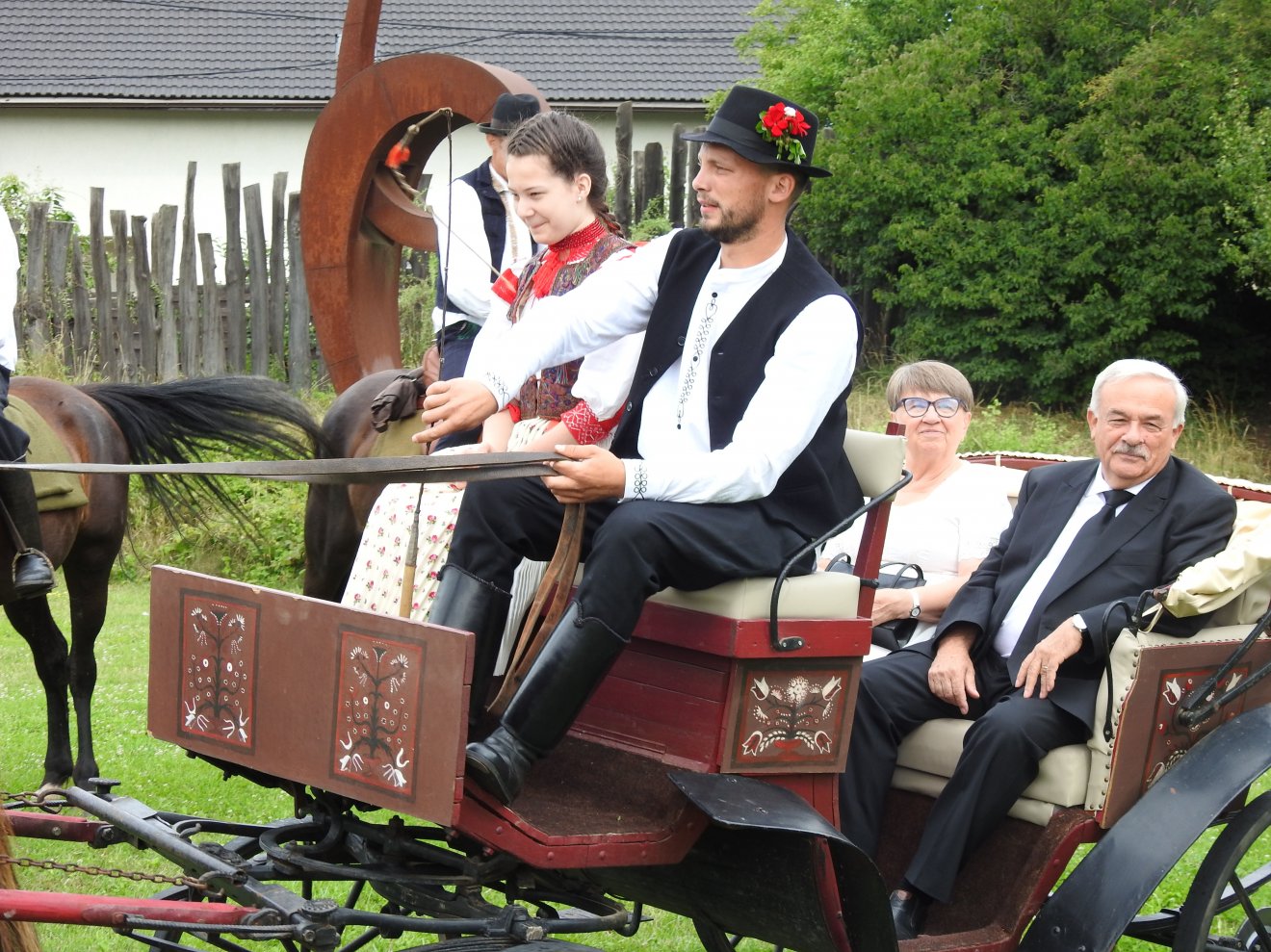 Kató Béla püspököt és nejét hintón szállították végig a falun a református templomhoz •  Fotó: Makkay József
