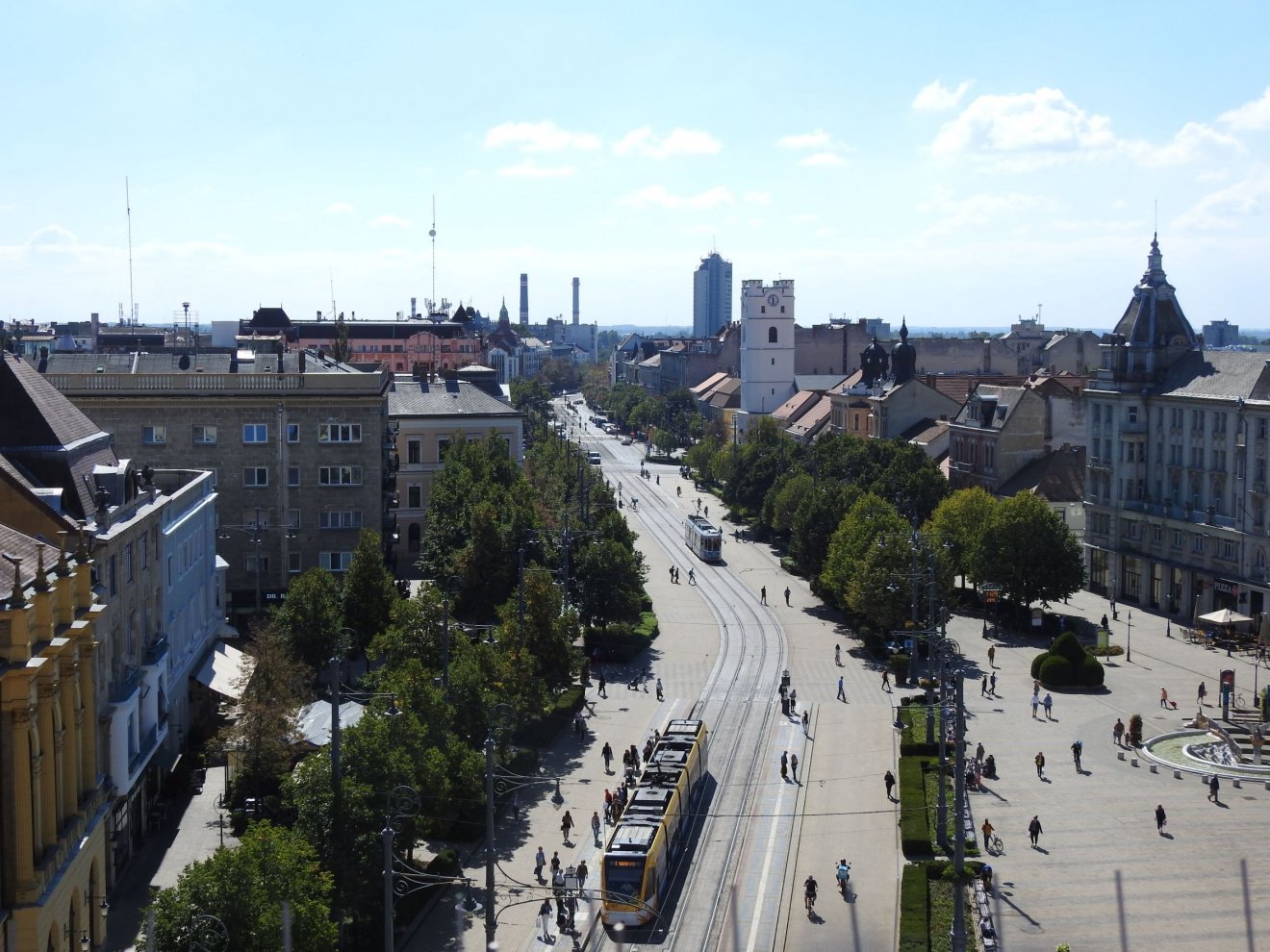 Kilátás a debreceni Nagytemplom panorámajárdájáról, a két torony között •  Fotó: Makkay József
