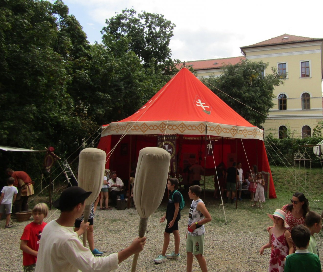 Az alapítvány által készíttetett sátor a régiekhez hasonlóan, 80 m2 alapterületű és 10 m magas • Fotó: Makkay József