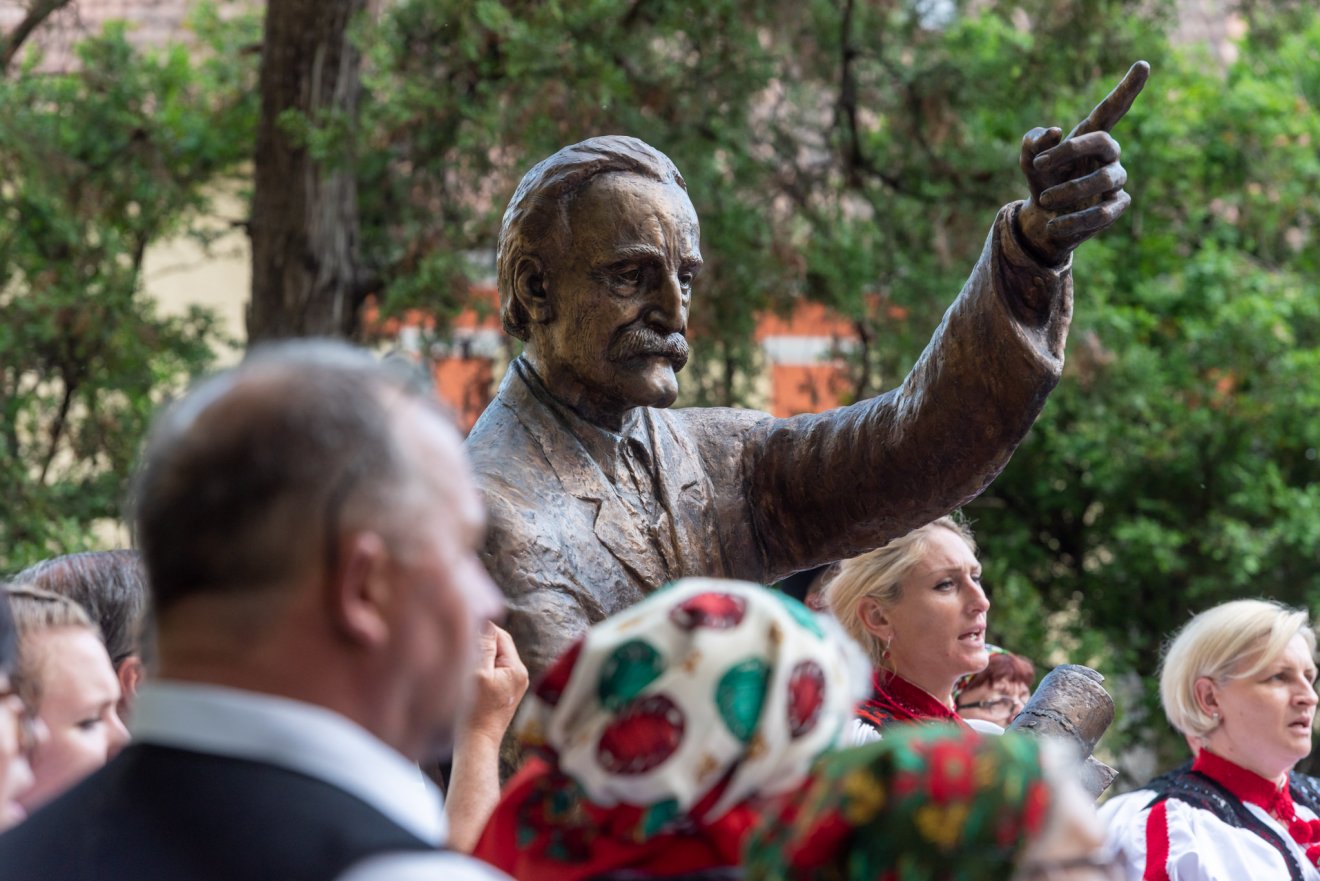 Kós Károly sziklaszilárdan, acélosan néz az alkotására, a Kakasos templomra •  Fotó: Kiss Gábor
