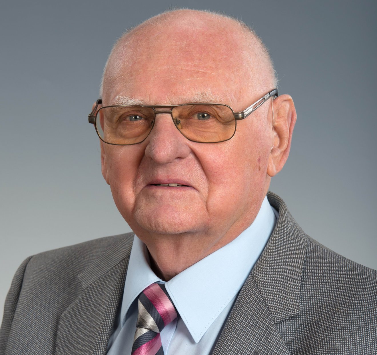 Kövesdy Pál erdélyi származású,Szekszárdon élő orvos,az Erdélyi Körök Országos Szövetségénekkorábbi elnöke,a sorsunk.net főszerkesztője 