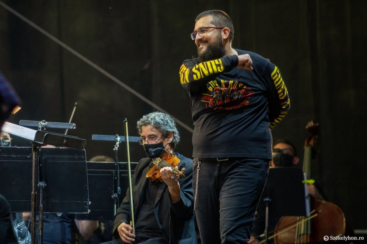 Kulcsár Szabolcs 2020. szeptemberében, Marosvásárhelyen a Kolozsvári Magyar Opera és meghívottjainak koncertjét vezényelte a Maros parti szabadtéri színpadon •  Fotó: Haáz Vincze