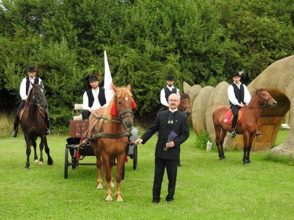 Bartha Ernő szobrászművész Archai nevű magyarfenesi szoborparkjában várta a püspököt egy lovascsapat Bárdos Csaba presbiter vezetésével •  Fotó: Makkay József